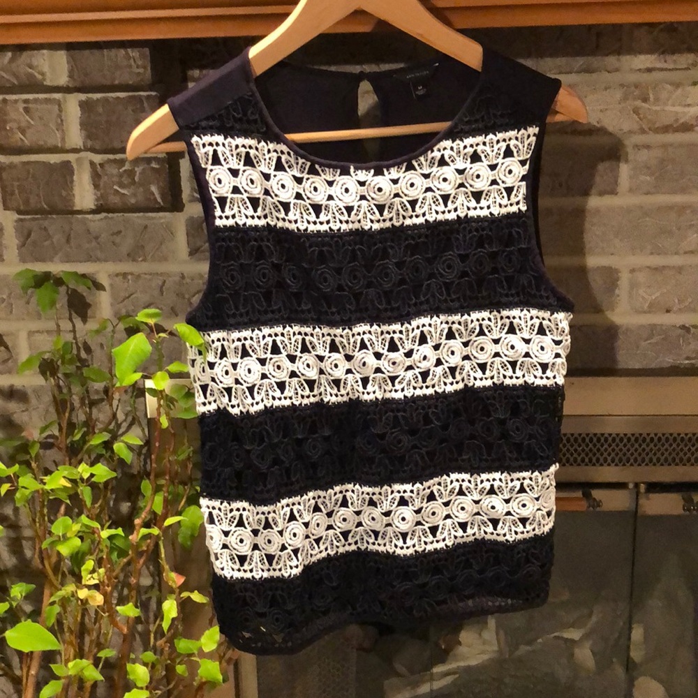 Women’s Ann Taylor crocheted lace blouse sz M
